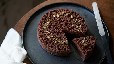 使う材料は4つだけ!チンして混ぜるだけなのに、おしゃれで高級感あふれるお店の味に「奇跡のザクザク生チョコケーキ」【簡単レシピ】