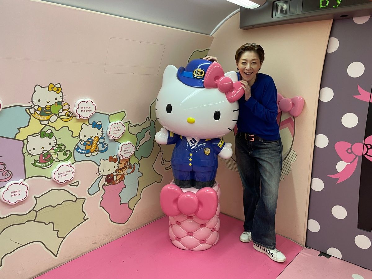 宝塚元男役、偶然「ハローキティ新幹線」に乗った。キティちゃんは猫