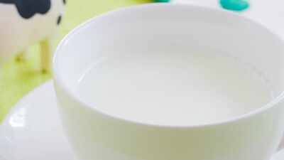 知っておくと役立つかも？牛乳にまつわる豆知識8選。「牛乳でお腹ゴロゴロ」は改善できる？レンチンしたときの「アレ」の正体は？