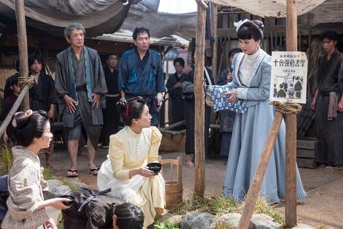 『風、薫る』場面写真　りん（見上愛）、直美（上坂樹里）、捨松（多部未華子）