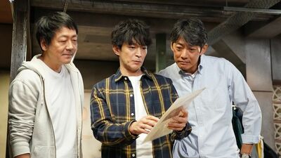 『ラムネモンキー』初回あらすじ。37年ぶりに再会した雄太、肇、紀介。人生に行き詰った51歳の男性3人が「マチルダ失踪事件」の謎を追う＜ネタばれあり＞