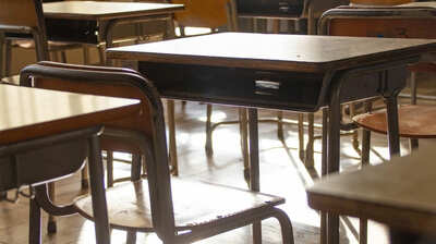 遊び半分で「こっくりさん」を始めた女の子たち。しかし突然、教室中に響き渡るほどの大声が聞こえ、一人の子に異変が…