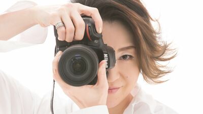 越乃リュウが教える＜スマホでもツリーをきれいに撮れる3つのコツ＞「シャッターを押す直前にカメラレンズに…」