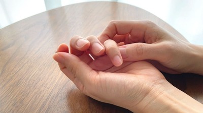 「朝、指がこわばる」「物がつかみにくい」その不調、放置しないで。手外科専門医が教える手指トラブルの見分け方