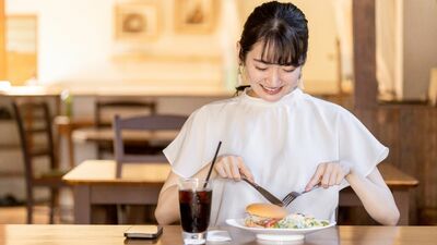 友達と一緒だと食べた気がしない?「食事はひとり派」か「みんなでワイワイ派」あなたはどっち?