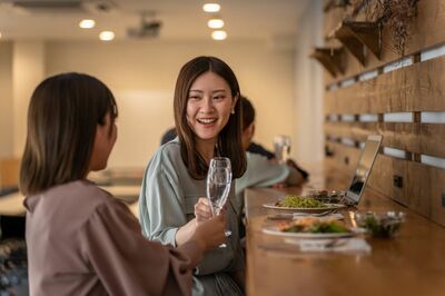 <幼なじみはワイン5杯、私はカクテル2杯>それでも毎回きっちり割り勘。「心が狭い?」と悩む40代女性「私の苦手な牡蠣まで頼んで…」