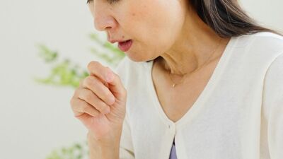 長引く咳や痰、風邪ではないかも？中高年女性に多い「肺NTM症」「気管支拡張症」を知っていますか？