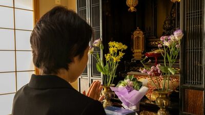 友人の夫の三回忌に〈2人で1万円の供花〉は重すぎた?「スーパーで500円くらいの花を想像してた」と驚かれた50代女性の困惑