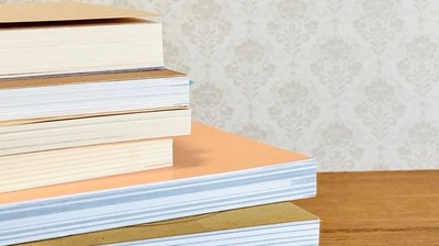 ALSになってからの執筆活動を支えてくれたのは障害者の意思疎通用に開発されたパソコン。そして、司令塔になってくれた妻の存在だった