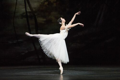 舞台で踊る高田茜さん