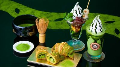 今年はスムージー・パフェも新登場!祇園辻利×サンマルクカフェの宇治抹茶づくしコラボが6/20よりスタート。パフェから飛び出ているのは…