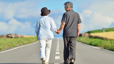 夫婦関係、歳を重ねるにつれて<空気のような存在>になっていませんか?スキンシップで分泌される「オキシトシン」は認知症の症状緩和にも