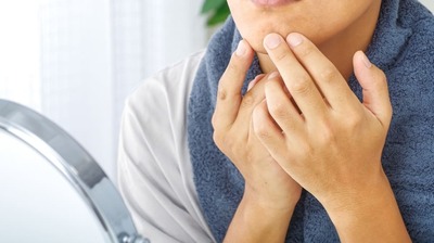 母が息子にスキンケアを教えていたら、40代後半の夫もシートパックをしていた。おじさんの見た目が変わると起こることは?
