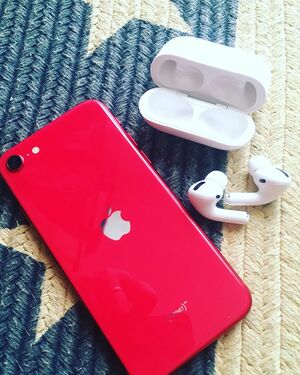 iPhoneSE2と、AirPods（写真提供◎著者、小林久乃さん）