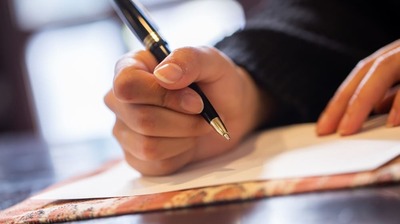 朝ドラ『ブラッサム』モデル・宇野千代。＜燃えるような初恋＞の相手は美青年。教え子に恋文を持っていかせ…