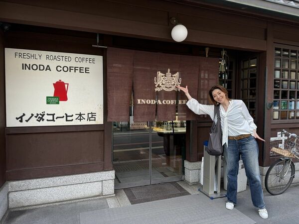 イノダコーヒの前で写る越乃リュウさん