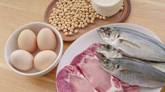 総合内科専門医が更年期対策に＜タンパク質＞をススメるワケ。「不足するとホルモンがうまくつくられず、自律神経も乱れやすくなる。その結果…」