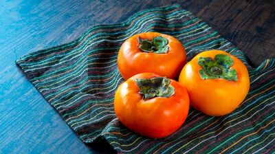 父が半世紀前に庭に植えた柿の木。今年はたくさん獲れたので、最近越してきたご近所さんに回覧板ついでに持っていくと…