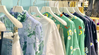 「若い頃の服が似合わなくなった」と感じたら…大人の装いはほかの人のためでもある。服を手放してスタイルの再構築を