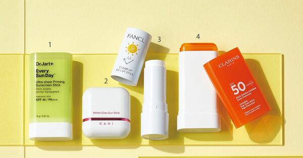 エブリ サンデーウルトラシアー プライミング サンスクリーン スティック SPF40･PA+++ 19g／Dr.Jart+、KAHI ベルベットグロウサンスティック SPF50+･PA++++13.5g／コリアテック JP、クリアアップ UVカットスティック SPF30･PA+++15g／ファンケル、インビジブル サンケア スティック ハイプロテクション SPF50･PA++++ 17g／クラランス