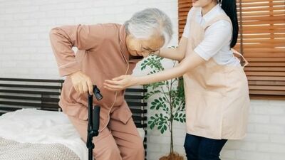 <この年になるまで迷惑かけずにきたのに>ひざ痛で歩けなくなった90代女性が介護サービスを受けられなかった意外な理由とは?医師「折をみて申請だけはしておいたほうが…」