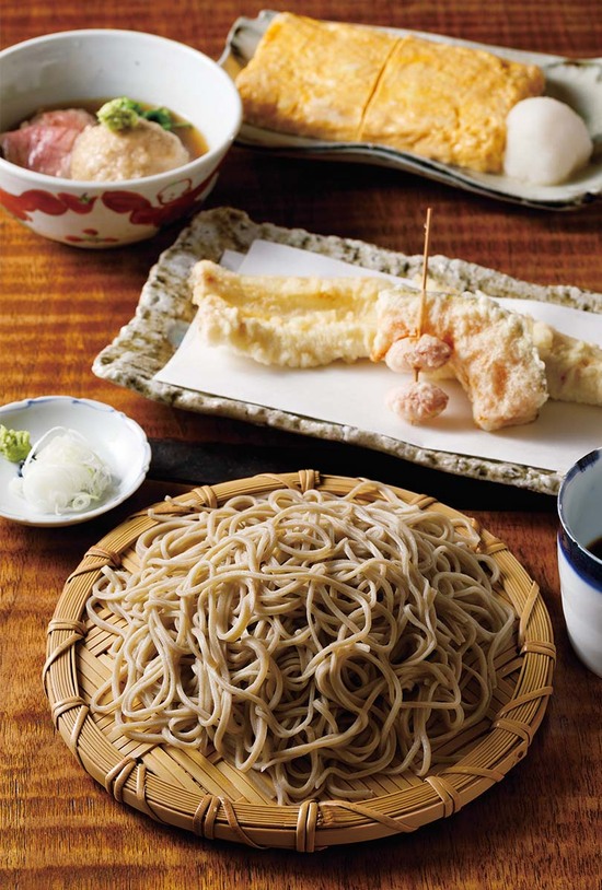 <メニュー>「せいろ」1100円/「穴子の天ぷら」1900円/「鴨とそばがきの治部煮」2200円/「玉子焼き」1500円