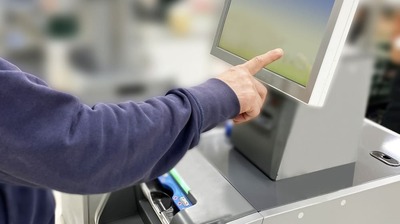 スーパーマーケット各社が行っている<高齢者向けの取り組み>とは?自分のペースで会計できる「スローレジ」を導入し、フロアサインの設置場所にも工夫を…