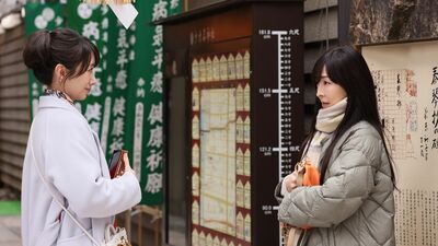 今夜の『月夜行路』あらすじ。涼子の学生時代の恋人・カズトを探して2人は道修町へ。店主に言われた「一見さんはお断り」の真意は…＜ネタバレ＞