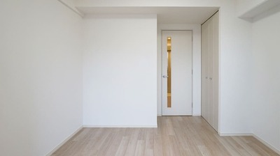 インテリアデザイナーがモノを「減らす」よりも「足す」ことを勧める理由。日本風の家屋は建った時点で完成しているが、洋風の部屋は真っ白なキャンバス状態