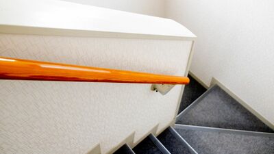怪談よりも怖い階段の話。階段から落ちて生まれ、落ちて死んだ祖父。3回も階段から落ち、全て空中回転で助かった母