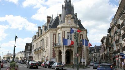青・白・赤のトリコロールでおなじみのフランス国旗。当初は別のデザインで使われることも…