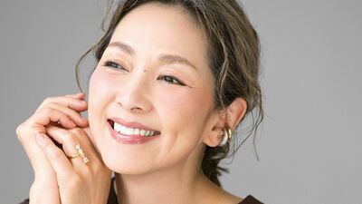 肌色がくすみがちな成熟世代こそ「赤」の力を。柔らかな色のリップカラーには、頬を装う血色チークで健康的でご機嫌な表情に