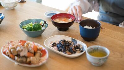 食費の高騰で買い控え、栄養不足に? 年金暮らしでもお金をかけずに健康的な食生活を維持できる、献立のコツ【栄養の専門医が伝授】