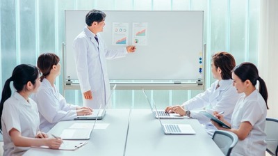 鳥大病院を変えた広報誌『カニジル』。病院広報の常識を覆す、一般企業にもない独自のこだわりがあって…
