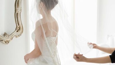 40代でバツイチの私は結婚式を経験済み。でも再婚する彼は8歳年下で初婚。「ウェディングドレスを着たくない」彼の両親の希望を尊重すべき？