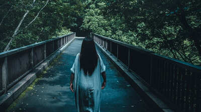 『リング』の貞子が呪いを込める対象はなぜ<レンタルビデオ>だったのか?ヒントは彼女の「睨み殺す能力」にあって…