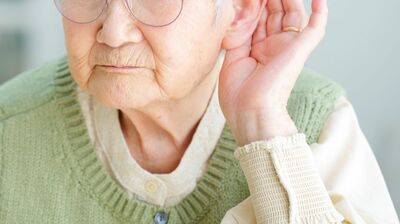 耳が聞こえにくい原因、年のせいじゃないかも。高齢の親の不調、老化と決めつけずチェックすべきは…