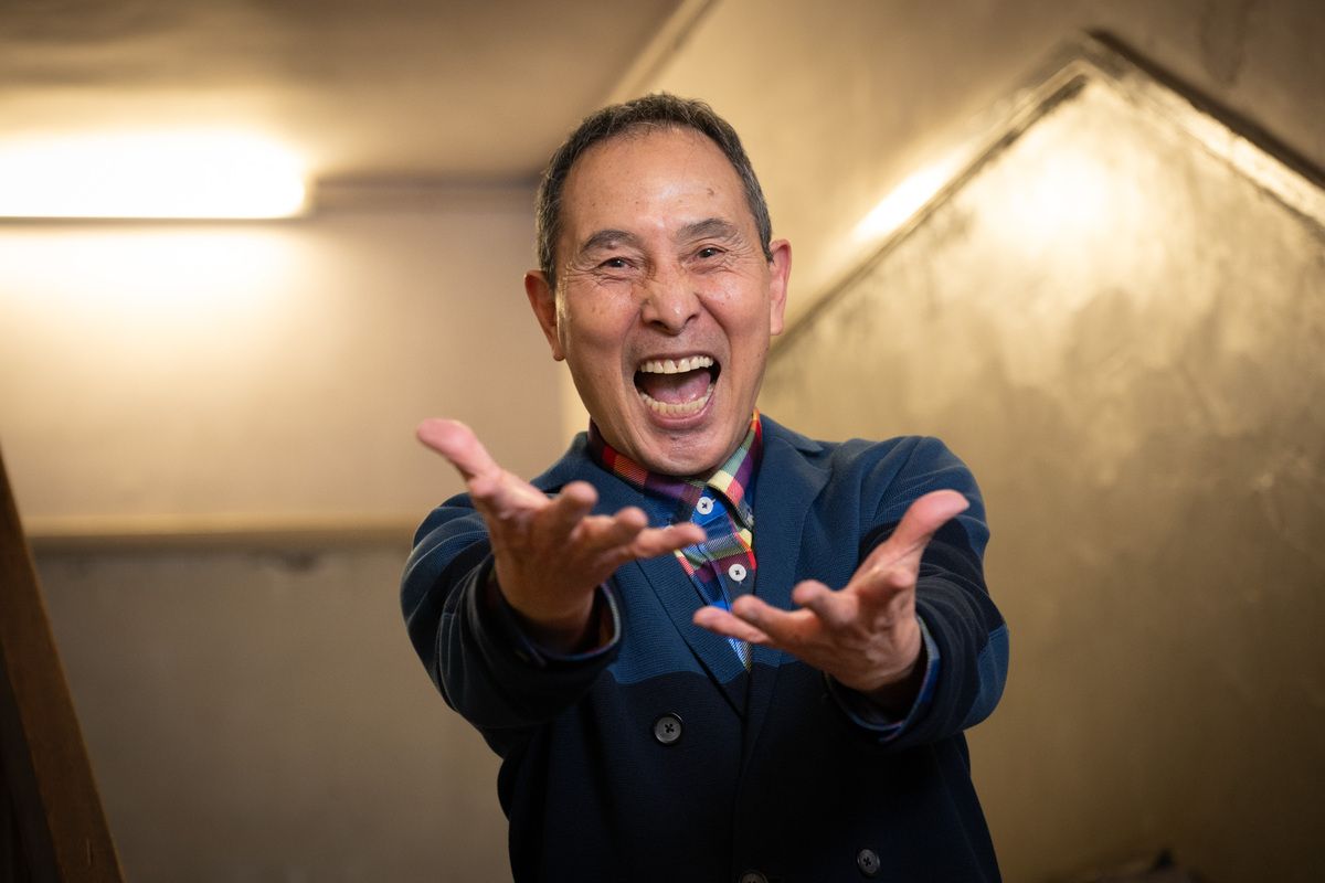 手を突き出す里見まさとさん