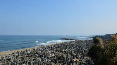 『ばけばけ』モデル・小泉八雲とセツが訪ねた鳥取県の琴浦町。海岸沿いにどこまでも続く＜花見潟墓地＞には、感動するほど清々しい空気が流れていた