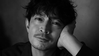『あんぱん』のぶと嵩の上司役・津田健次郎「24歳で声優デビューもカツカツの生活でバイトを転々。『テニスの王子様』でブレイク後も怖くてバイトを辞められず…」