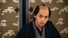 ＜犬を食えと！？＞『べらぼう』次回予告。暗躍する謎の男が叫ぶ。打ちこわしを告げる旗を手に進む町民たち。そして蔦重の肩に手を乗せた新之助が伝えたのは…