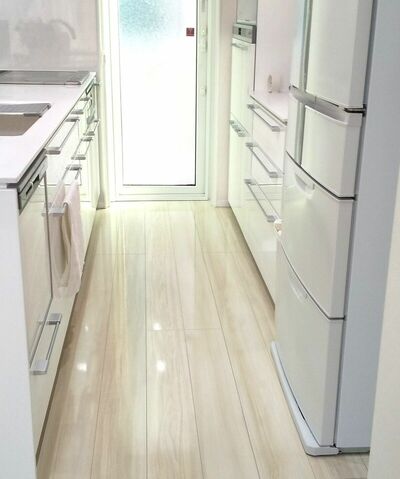 マットを敷いていないキッチンの写真