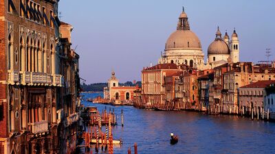 湿地帯に木製の杭を打ち込み、その上に街を建設した〈水の都〉ヴェネツィア。118もの島からなる水上都市をゴンドラで巡り