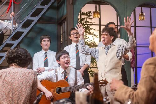 カフェで歌う座間晴斗（演：山寺宏一）の場面写真