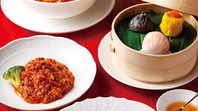 【麻布台・虎景軒】本場浙江省で料理長を務めた達人の味を、ランチでリーズナブルに。麻布台ヒルズの豊かな緑を望む、モダンな店内で楽しむ本格中華