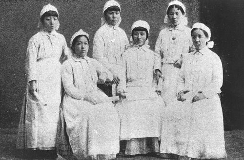 集合写真（病院実習時。雅は前列中央（学校法人女子学院提供））