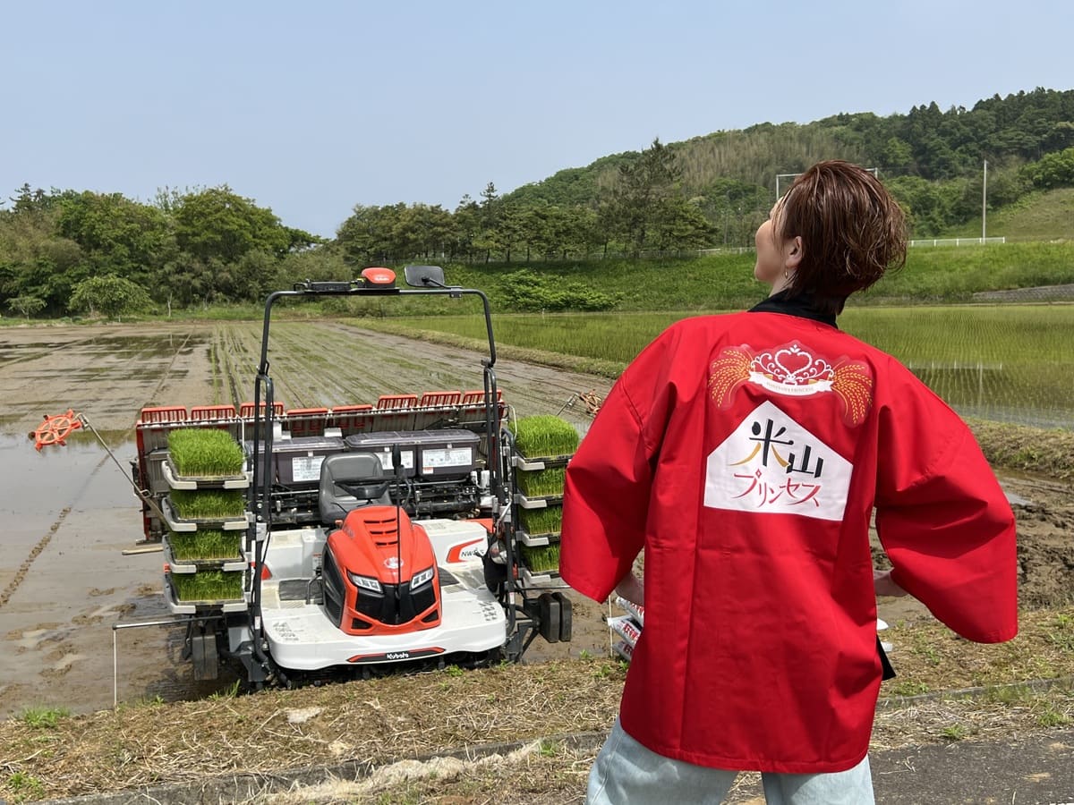 法被を着た越乃さんと田植え機