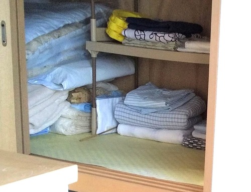 戸を開けた押し入れ