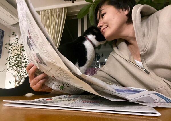 新聞を読む青木さやかさんとそっぽ向く愛猫のクティ