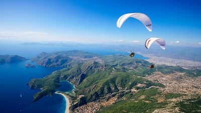 病気でほとんどの身体機能を奪われ、2年半の入院後は車いす生活に。後ろ向きな自分を変えてくれたのは、パラグライダーで飛んだ青空の景色